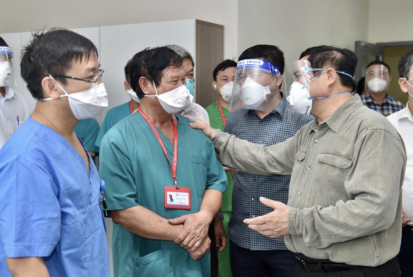 Thủ tướng động viên các bác sĩ  đang ngày đêm chữa trị cho người bệnh. Ảnh: VGP.