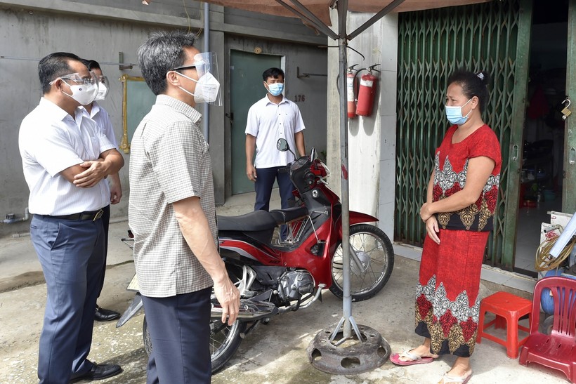 Phó Thủ tướng Vũ Đức Đam trò chuyện với người dân tại khu nhà trọ Hai Bình (ấp Bình Tiền 2, xã Đức Hòa Hạ, huyện Đức Hòa). Nguồn: VGP.
