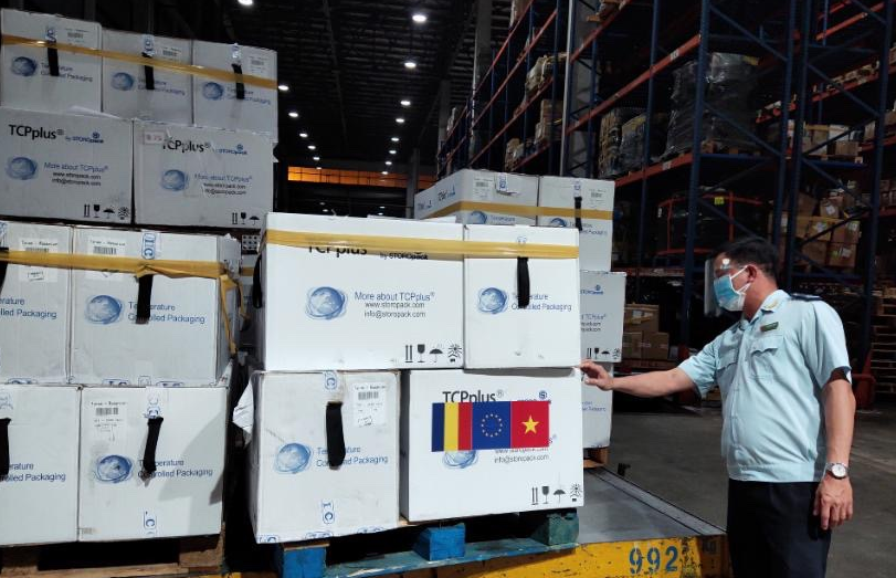 Lô hàng 300.000 liều vắc xin do Chính phủ Romania tài trợ Việt Nam về sân bay quốc tế Tân Sơn Nhất tối 24/8 đã được Chi cục Hải quan sân bay quốc tế Tân Sơn Nhất làm thủ tục thông quan ngay trong đêm.