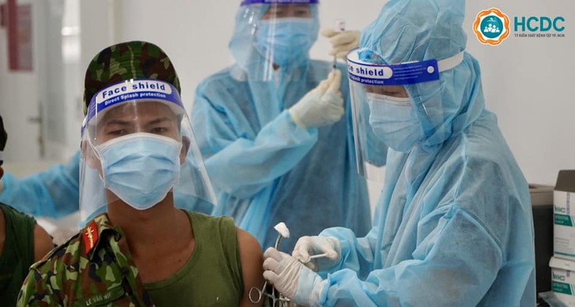 TP Hồ Chí Minh: Tiêm vắc xin Covid-19 mũi thứ 2 cho các chiến sĩ tham gia phòng, chống dịch