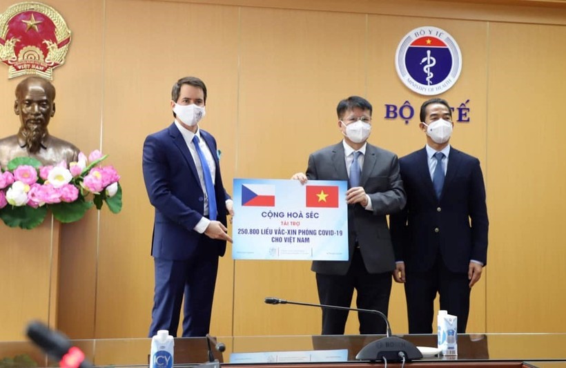 Thay mặt Bộ Y tế, Thứ trưởng Trương Quốc Cường tiếp nhận 258.000 liều vắc xin phòng Covid-19 do Cộng hòa Séc tài trợ Việt Nam. Ảnh: SKĐS.