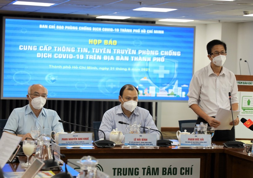 Phó Ban chỉ đạo TP Phạm Đức Hải thông tin một số vấn đề với báo chí về công tác phòng chống dịch trong 24 giờ qua. Ảnh: TTBC TP Hồ Chí Minh.