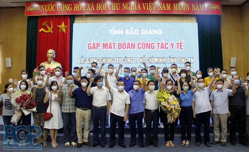 Bắc Giang tiễn các y bác sĩ lên đường chống dịch tại Long An, Bình Dương, TP Hồ Chí Minh. Nguồn: VGP.