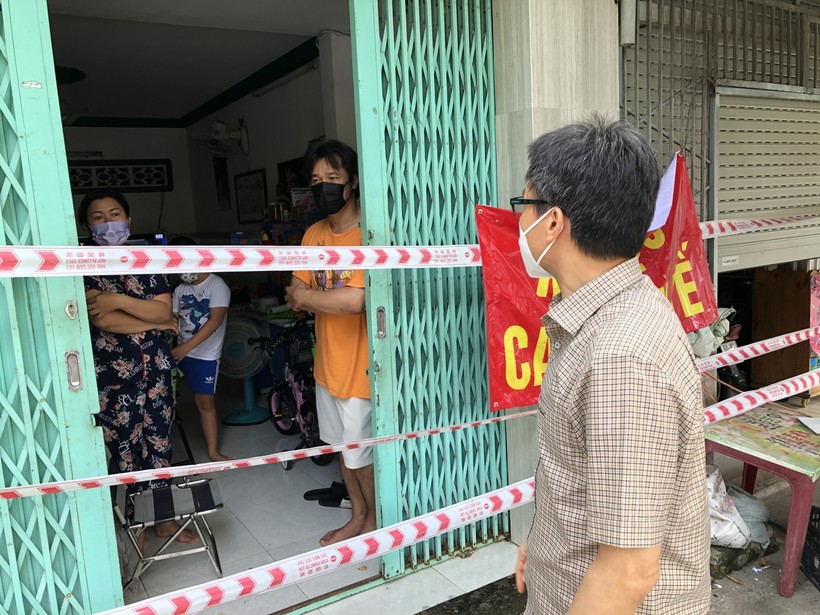 Phó Thủ tướng Vũ Đức Đam gặp gỡ một số người dân đang sinh sống trong các nhà trọ ở Phường 14, quận Gò Vấp, TP Hồ Chí Minh. Ảnh: VGP.