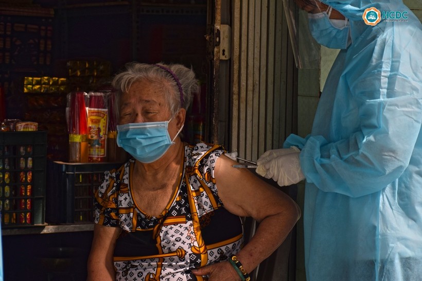 TP Hồ Chí Minh tiêm vắc xin tại nhà cho người già yếu, di chuyển khó khăn