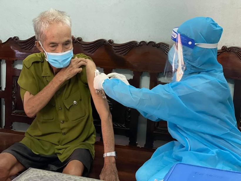 Tiêm vắc xin tại nhà cho người lớn tuổi tại Quận Tân Phú – Trung tâm y tế Quận Tân Phú. Ảnh: HCDC.