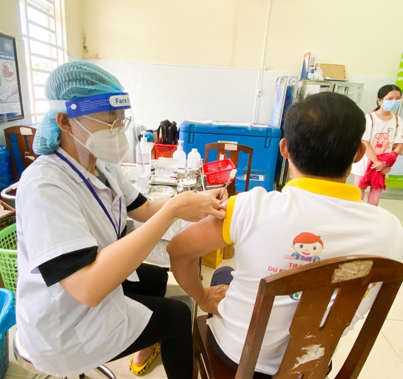 Tiêm vắc xin phòng Covid-19 cho người dân trên địa bàn tỉnh Bình Dương. Ảnh: BBD.