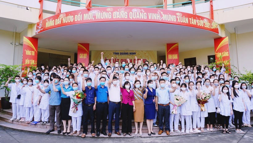 Các y, bác sĩ, nhân viên y tế tỉnh Quảng Ninh lên đường chi viện cho Hà Nội. Ảnh: Báo Quảng Ninh.