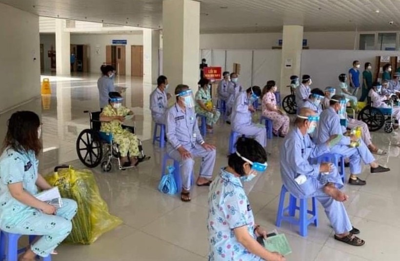 Các bệnh nhân tại Bệnh viện Hồi sức Covid-19 TP Hồ Chí Minh được xuất viện Ảnh: Minh Hiển.