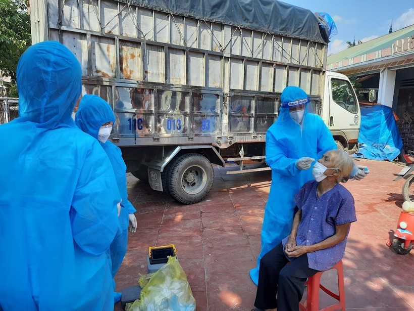 Đội đáp ứng nhanh Trung tâm Kiểm soát bệnh tật lấy mẫu xét nghiệm SARS-CoV-2 tại Tổ 8, phường Đề Thám, Thành phố Cao Bằng. Ảnh: CDC Cao Bằng.