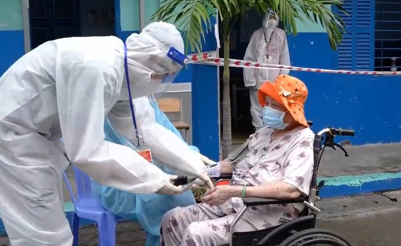 TP Hồ Chí Minh tiêm vét mũi 1 vắc xin phòng Covid-19 cho người dân