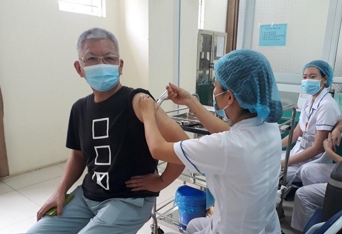 Y, bác sĩ Bệnh viện đa khoa Mê Linh tiêm vắc xin phòng Covid-19 cho chuyên gia nước ngoài.