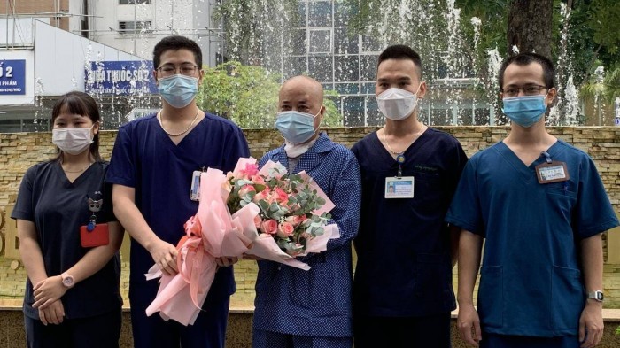 Các y bác sĩ BV Thanh Nhàn chúc mừng bệnh nhân trong ngày ra viện. Ảnh: Uyên Vũ.