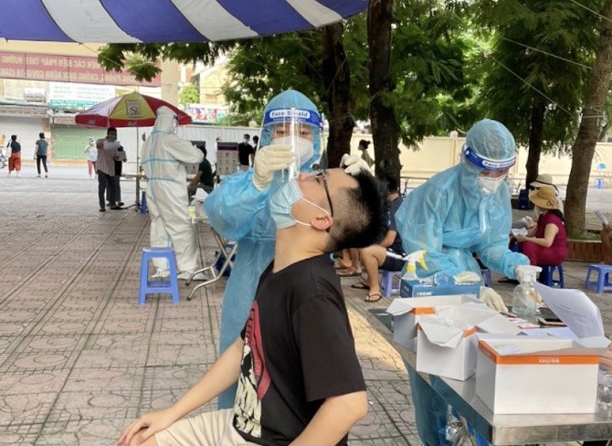 Cán bộ y tế lấy mẫu xét nghiệm cho người dân trên địa bàn phường Khương Trung. Nguồn: SYT Hà Nội.