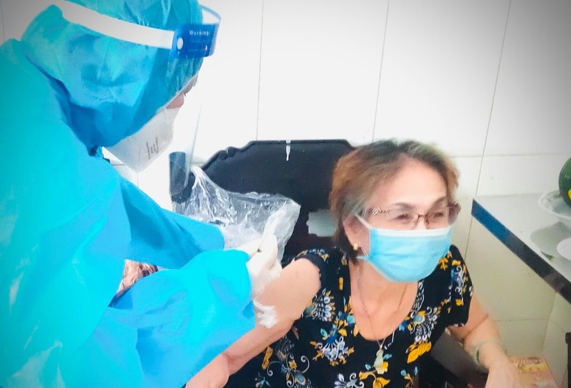 TP Hồ Chí Minh đến tận nhà tiêm vắc xin ngừa Covid-19 cho người già, người bị tai biến 