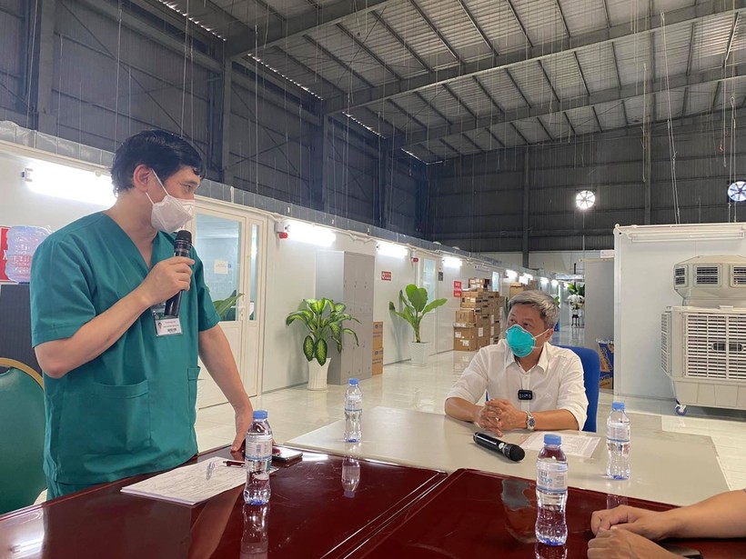 Thứ trưởng Nguyễn Trường Sơn làm việc tại Trung tâm Hồi sức tích cực bệnh nhân Covid-19 của Bệnh viện Bạch Mai tại Bệnh viện dã chiến số 16 (TP Hồ Chí Minh). Ảnh: BYT.
