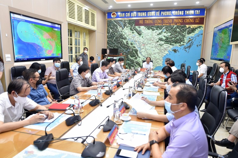 Phó Thủ tướng Lê Văn Thành, Trưởng ban chỉ đạo quốc gia ứng phó sự cố thiên tai chủ trì họp khẩn ứng phó bão số 6. Ảnh: VGP.
