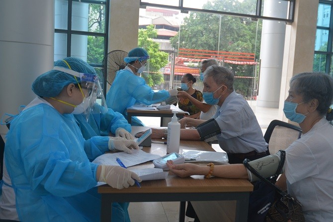 Cán bộ y tế dự phòng của ngành y tế Hà Nội những ngày chạy đua với thời gian để hoàn thành công tác xét nghiệm và tiêm chủng phòng Covid-19. Ảnh: SYT Hà Nội.