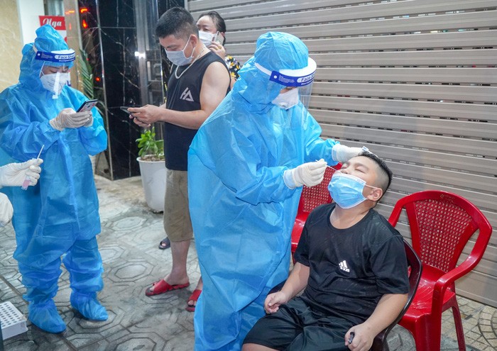 Cán bộ y tế lấy mẫu xét nghiệm trên địa bàn phường Trần Hưng Đạo. Ảnh: CDC Hà Nam.