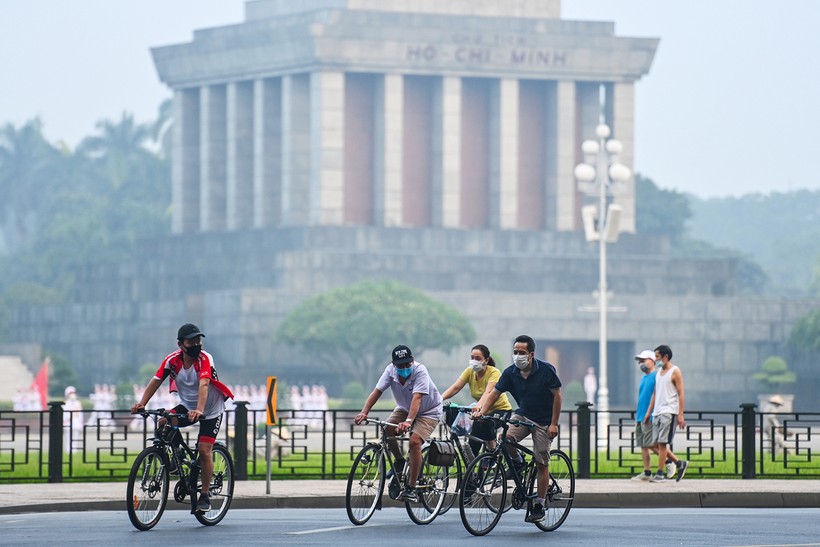 Khu vực xung quanh Lăng Chủ tịch Hồ Chí Minh cũng là một địa điểm yêu thích của người dân khi rèn luyện thể lực ngoài trời. Nguồn: VNE.