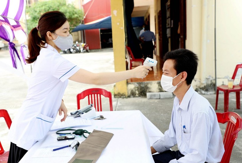 Cán bộ y tế khám sàng lọc trước tiêm và chỉ định tiêm khi đối tượng được tiêm có đủ điều kiện sức khỏe. Ảnh: CDC Hà Nam.
