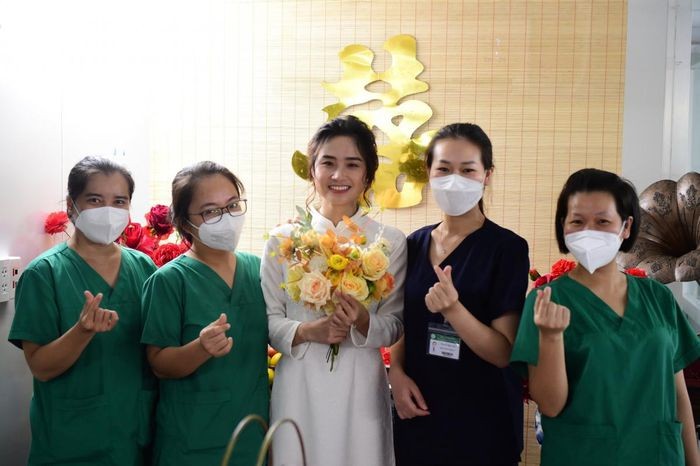 Cô dâu Đỗ Thị Ngọc Diệp trong ngày vui của mình cùng các đồng nghiệp tại Bệnh viện dã chiến. Ảnh: NVCC.