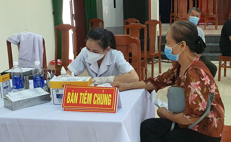 Ngành y tế Quảng Bình chú trọng tư vấn về chăm sóc sức khoẻ sau tiêm cho người cao tuổi. Ảnh: Nội Hà.