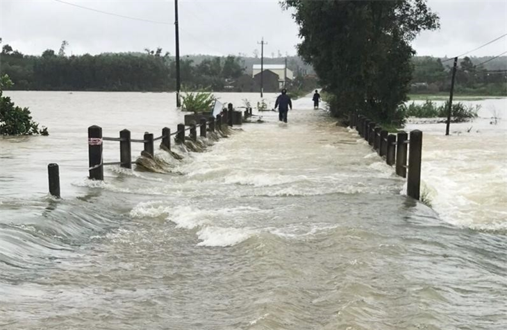 Mưa lũ gây chia cắt, ngập lụt nhiều nơi tại tỉnh Quảng Ngãi. Ảnh: Báo Quảng Ngãi.