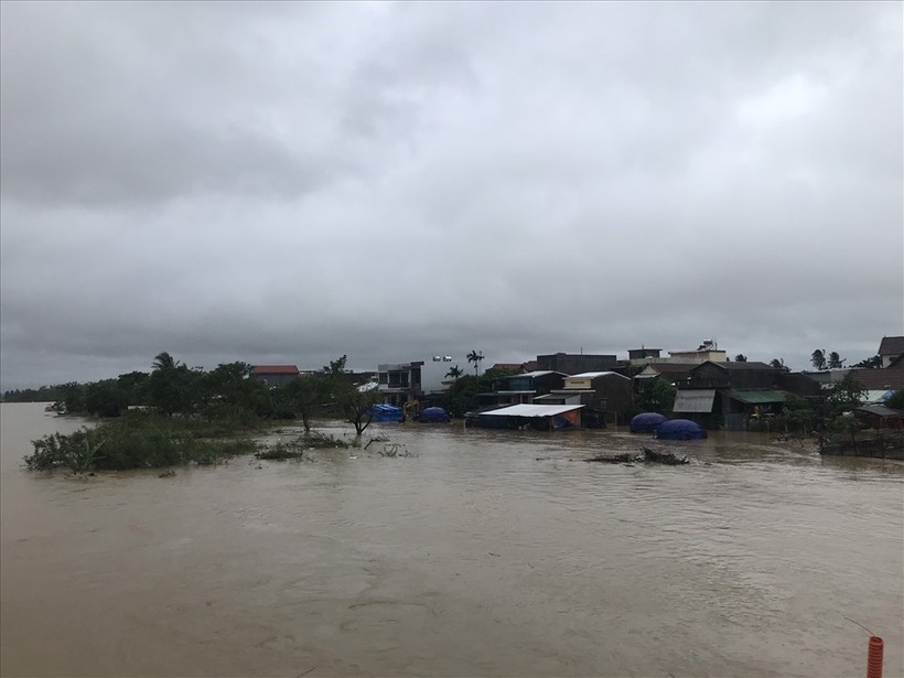 Mưa lớn kéo dài khiến gần 11.000 ngôi nhà ở Quảng Ngãi bị ngập sâu, hơn 4.500 người phải di dời, sơ tán đến vùng an toàn. Ảnh: Thanh Chung.

