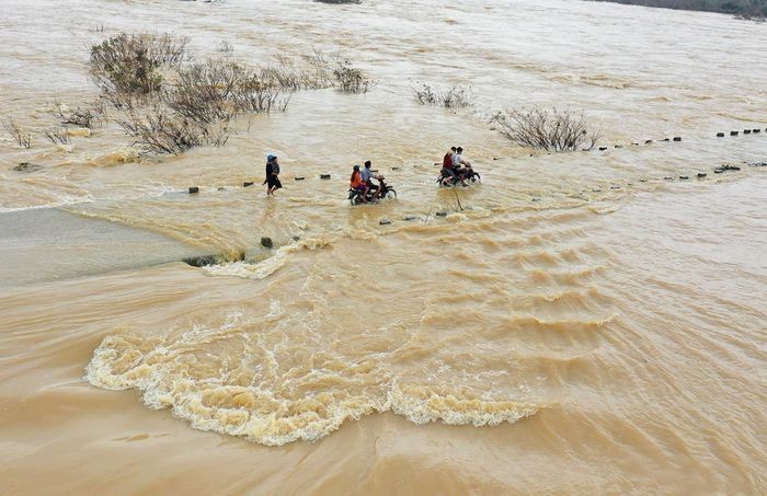 Mưa lớn kéo dài khiến các sông ở Quảng Ngãi dâng cao trên mức báo động 3 hôm 24/10. Ảnh: Minh Hoàng.
