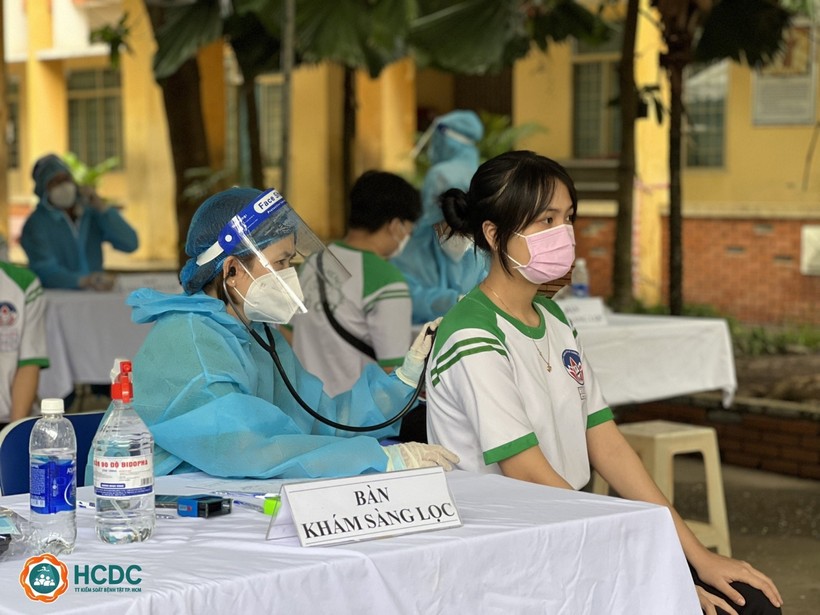 Trẻ khám sàng lọc trước khi tiêm vắc xin Covid-19 tại TP Hồ Chí Minh hôm 27/10. 