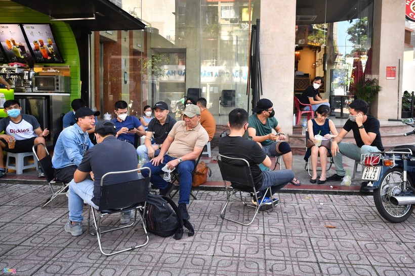Một vài quán cà phê trên đường Trần Cao Vân (quận 3) đông khách vào sáng sớm 28/10. Ảnh: Zing.