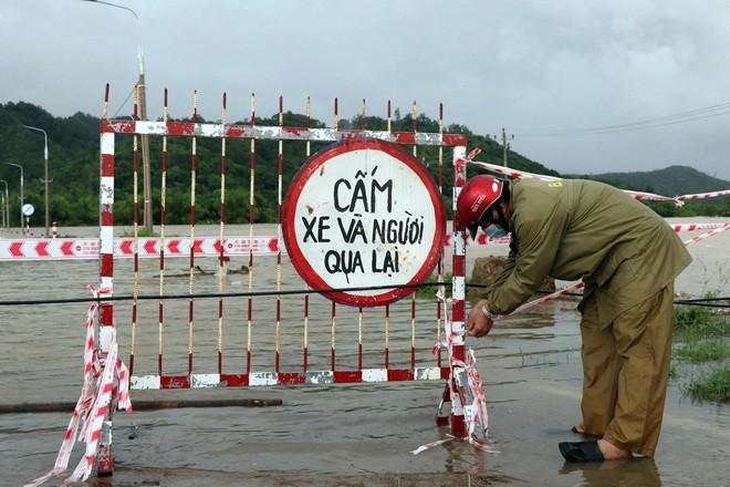 Nhiều tuyến đường ở Phú Yên bị chia cắt vì nước lũ dâng cao. Ảnh: Phạm Văn.