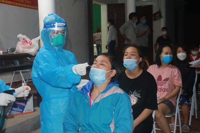 Lực lượng y tế lấy mẫu xét nghiệm cho người dân xã Thượng Lan, huyện Việt Yên, tỉnh Bắc Giang. Ảnh: Cao Tuân.