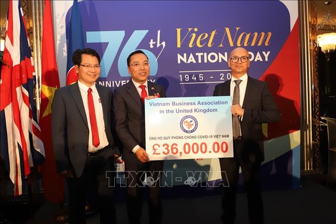 Hội doanh nghiệp Việt Nam tại Vương quốc Anh (VBUK) ủng hộ 36.000 bảng cho Quỹ phòng, chống Covid-19, tối 20/9/2021. Ảnh: Đình Thư/TTXVN.