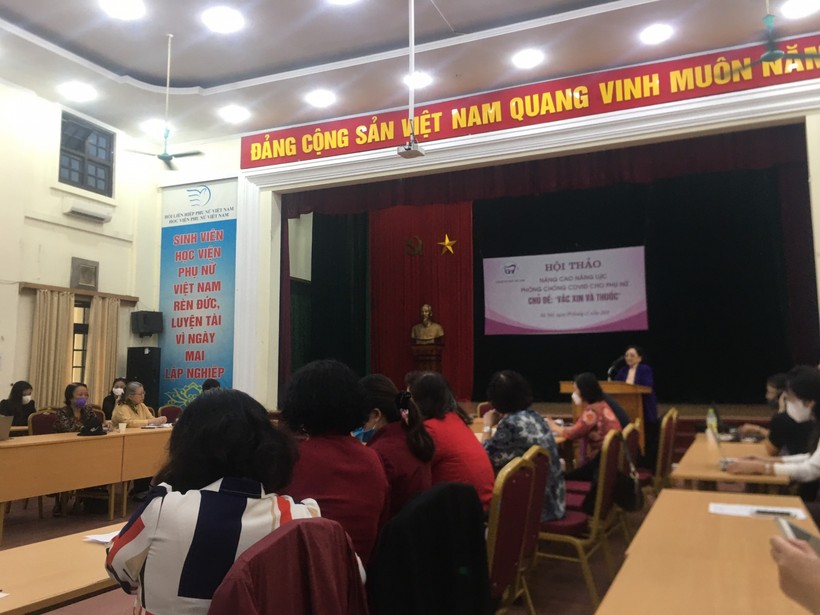 GS.TSKH Phan Thị Trân Châu, Chủ tịch Hội nữ trí thức Việt Nam phát biểu khai mạc hội thảo.
