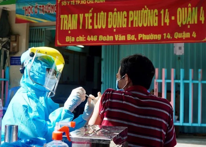 Tiêm vắc xin Covid-19 cho người dân ở TP Hồ Chí Minh. Ảnh: HCDC.
