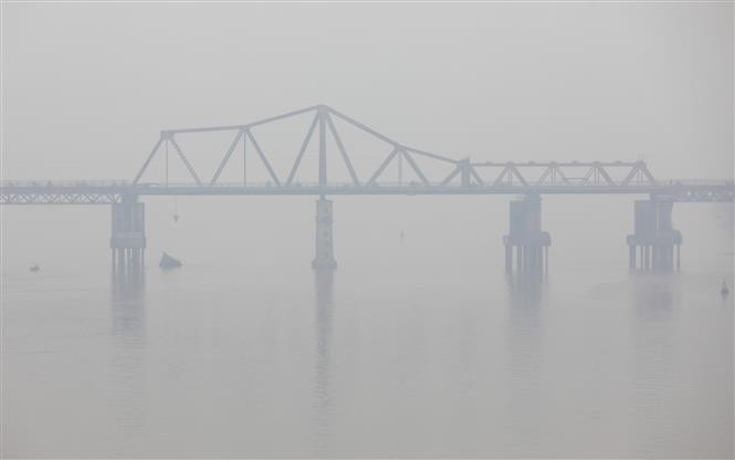 Sương mù dày đặc cùng bụi bẩn ô nhiễm không khí tại khu vực cầu Long Biên. Ảnh: Thành Đạt.