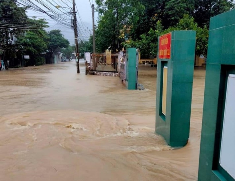 Các khu dân cư, tuyến đường liên xã ở các xã khu Đông huyện Tuy Phước đang chìm sâu trong biển nước. Ảnh: Vụ TTCĐ TH.