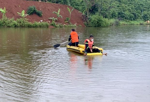 Lực lượng chức năng tìm kiếm nạn nhân một vụ đuối nước ở Đắk Nông. Ảnh: Báo Lao Động.