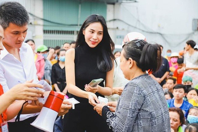 Vợ chồng ca sỹ Thủy Tiên trao tiền hỗ trợ của các nhà hảo tâm cho người dân vùng lũ lụt miền Trung. Ảnh: CAND.