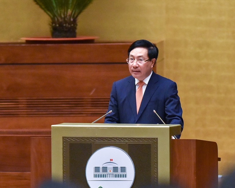 Phó Thủ tướng Thường trực Chính phủ Phạm Bình Minh trình bày báo cáo về thành tựu trong công tác đối ngoại của Đảng và Nhà nước. Ảnh: VGP/Nhật Bắc.
