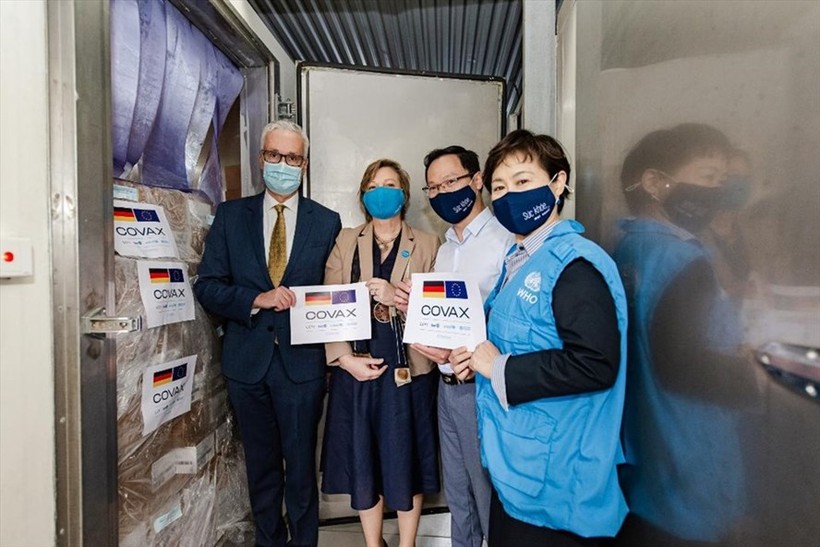 Đại sứ Đức Guido Hildner (ngoài cùng bên trái) dự lễ bàn giao 2.588.000 liều vaccine Moderna do Chính phủ Đức hỗ trợ cho Chính phủ Việt Nam tại Viện Vệ sinh dịch tễ Trung ương ngày 14/12. Ảnh: Đại sứ quán Đức.