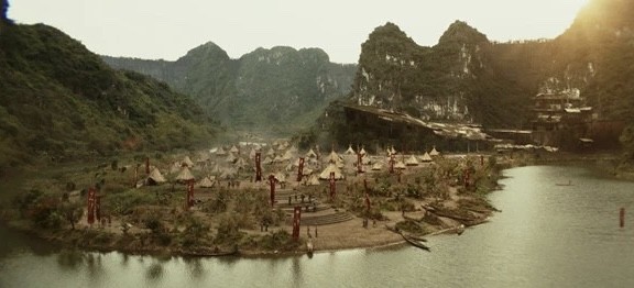 Cảnh ngôi làng thổ dân trong phim Kong: Skull Island được quay ở Ninh Bình. Ảnh minn hoạ: Internet.