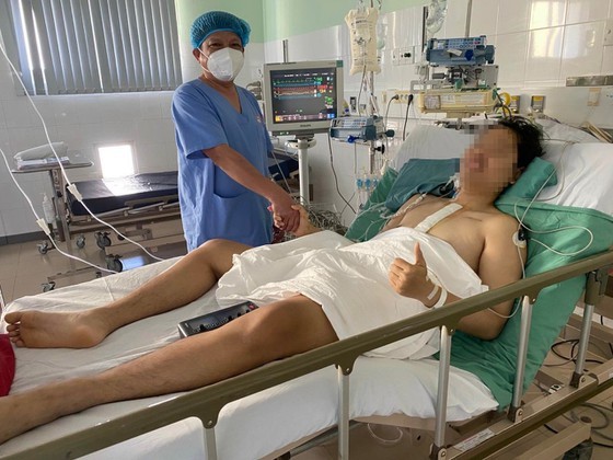 Bệnh nhân Phan Duy Q. dần ổn định sau khi được Bệnh viện Trung ương Huế ghép tim thành công. Ảnh: Văn Thắng.
