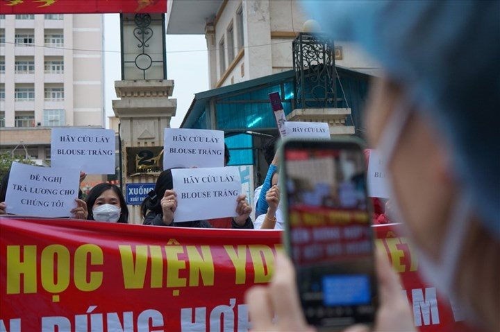 Nhiều nhân viên y tế công tác tại Bệnh viện Tuệ Tĩnh, Học viện Y học Cổ truyền Việt Nam "xuống đường" đòi lương. Ảnh: Internet.
