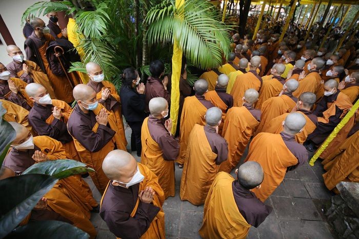 Chư tăng ni, Phật tử, người dân dự lễ nhập kim quan của Thiền sư Thích Nhất Hạnh. Ảnh: Giáo Hội Phật giáo Việt Nam.