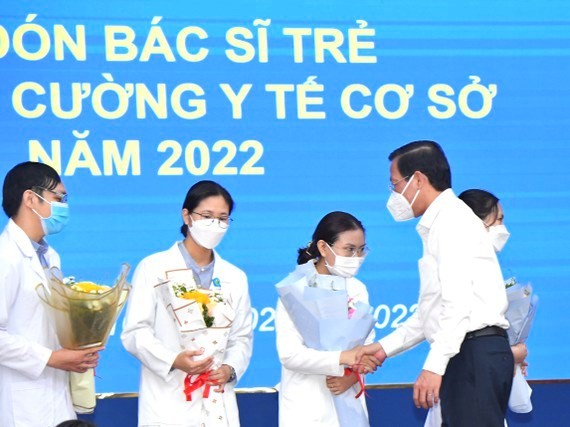 Chủ tịch UBND Thành phố Hồ Chí Minh Phan Văn Mãi chúc mừng các bác sĩ trẻ tăng cường về trạm y tế cơ sở. Ảnh: Việt Dũng.