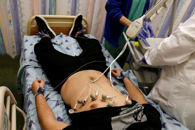 Bệnh nhân mắc Covid-19 kéo dài được khám tại Bệnh viện Ichilov ở Tel Aviv, Israel, ngày 21/2/2022. Ảnh: Reuters.