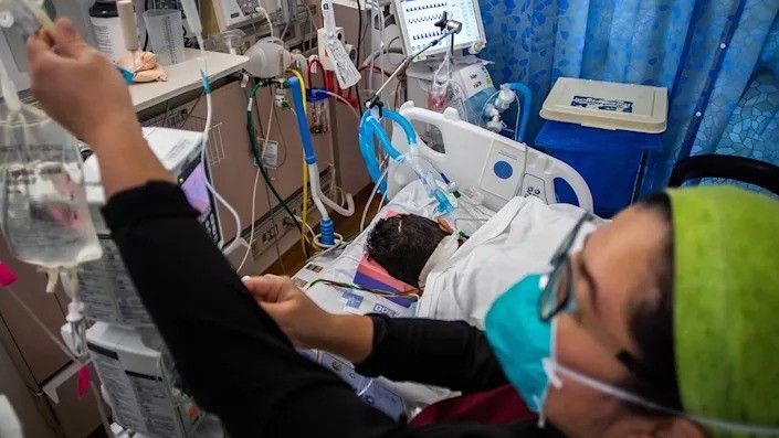Một bệnh nhân Covid-19 45 tuổi đã tiêm vắc xin đầu tiên hai ngày trước khi phát bệnh, được đặt nội khí quản. Ảnh: Getty Images.
